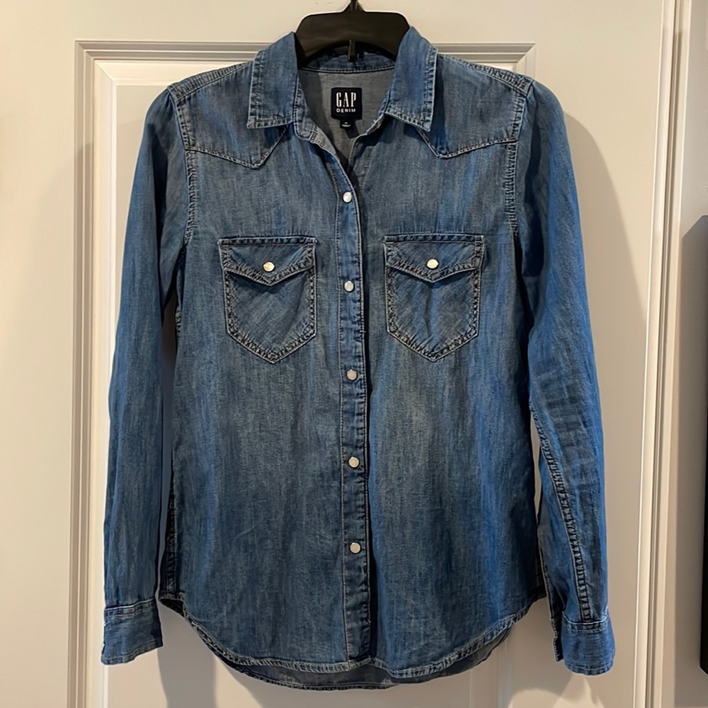 Gap light weight and soft denim button down shirt with pearlescent buttons